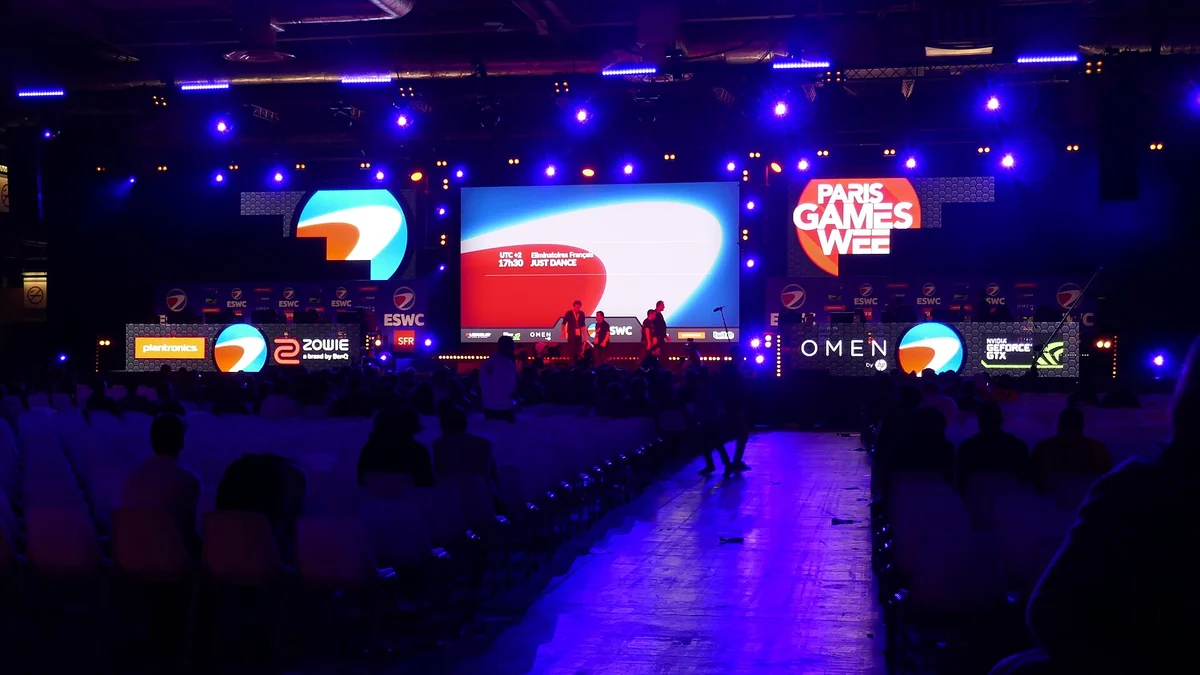 Scène de l’événement esport ESWC lors de la Paris Games Week 2016. Photo d’archive du secteur vidéoludique, qui ne montre pas des bénéficiaires de l’aide du CNC en 2026. Recadrage.